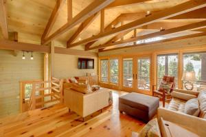 Χώρος καθιστικού στο 1 Mi to Beach and Golf Course! Lake Almanor Cabin