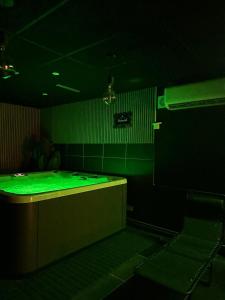 Τραπέζι μπιλιάρδου στο Thera Priva chambre de luxe