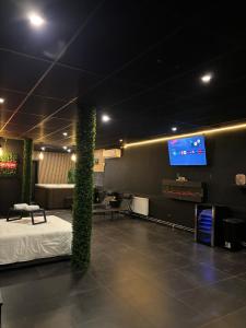 Μια τηλεόραση ή/και κέντρο ψυχαγωγίας στο Thera Priva chambre de luxe