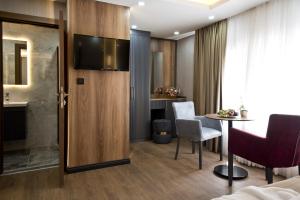 Una habitación de hotel con una cama, una mesa y sillas. en Grand Bagoz Hotel, en Estambul