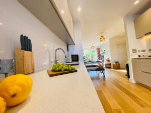 a kitchen with a bowl of fruit on the counter at Superb House Sleeps 7 parking in Cambridge in Trumpington