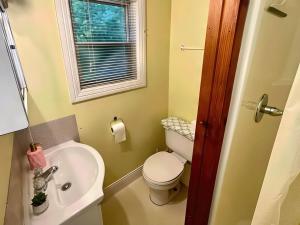Un baño pequeño con inodoro y lavabo. en 2-Bedroom Cottage #11 - Ambleside, en Kawartha Lakes