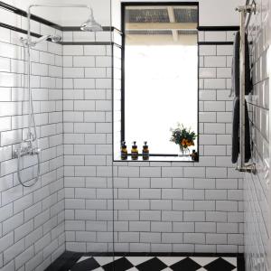baño con azulejos blancos de metro y ventana en Barbour House, en Gunning