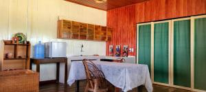 eine Küche mit einem Tisch und einem grünen Schrank in der Unterkunft El Bullicio de la Cabaña in Iquitos + 20 Fotos