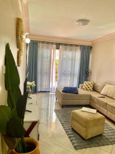 Χώρος καθιστικού στο Cosy roadside apartment with fiber internet