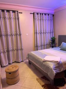 Ένα ή περισσότερα κρεβάτια σε δωμάτιο στο Cosy roadside apartment with fiber internet