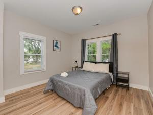 Postel nebo postele na pokoji v ubytování Charlotte 5 Bedroom Home with Hot Tub, Patio, TV and Board Games Close to Uptown, Airport, Dining and Entertainment - Spacious Family Friendly!