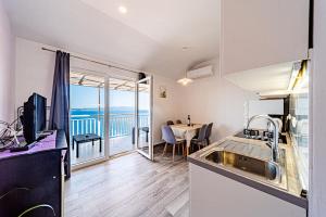 Kuchyň nebo kuchyňský kout v ubytování Seaside holiday house Borje, Peljesac - 24805