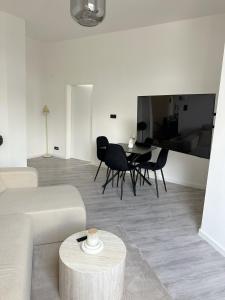 a living room with a couch and chairs and a table at Modernes Apartment Nähe Cologne und Düsseldorf in Niederdorla