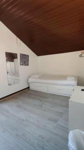 フィゲイラ・ダ・フォズにあるPrivate Room 202 in Guest House da Fonteの部屋の隅にベッドが置かれた部屋