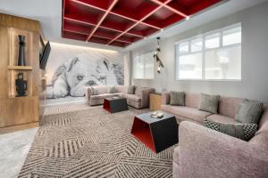 un salon avec deux canapés et une peinture murale dans l'établissement Courtyard by Marriott Athens Downtown, à Athens