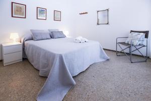 a bedroom with a large white bed with a table at Reus mediterrani in Vilafortuny +28 photos