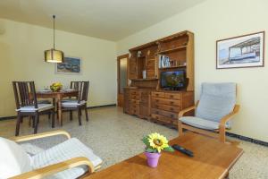 Una sala de estar con una mesa y un comedor. en Sinia apartment, en Cambrils