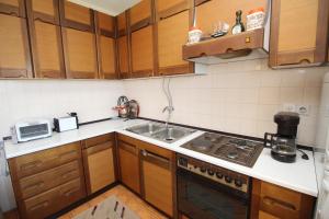 una cocina con fregadero y estufa horno superior en Apartments with parking space Punat, Krk - 24863, en Punat 8 fotos más