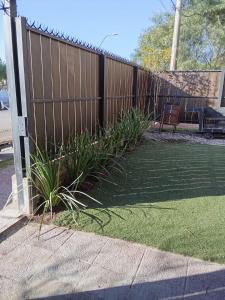 einen Zaun mit Pflanzen vor einem Hof in der Unterkunft Alojamiento ideal en zona norte de Córdoba Capital in Cordoba