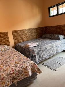 バーハ・ボニータにあるHotel Pousada Barra Bonitaのベッド2台と窓のある寝室