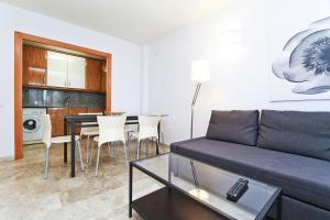 a living room with a couch and a table at Ventura 3 Planetcostadorada in Salou
