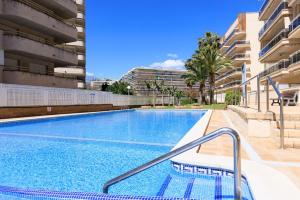 a swimming pool in a apartment complex with a building at Ventura 3 Planetcostadorada in Salou