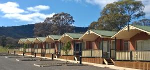 uma fila de casas num parque de estacionamento em Canberra Carotel Motel em Camberra