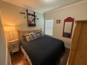 サンタ・ローザ・ビーチにあるSanta Rosa Beach Simple and Peaceful Livingの大きなベッドと鏡のある寝室 +22枚の写真