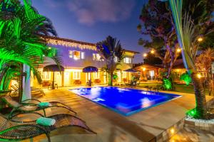 a courtyard with a swimming pool and a house at Pousada Morada Do Sol in Arraial d'Ajuda