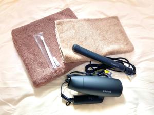 a flashlight and a pen on a bed at Bliss金池 in Oita