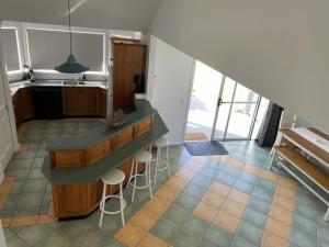 een keuken met een aanrecht en krukken bij Fairlight House in Culburra Beach