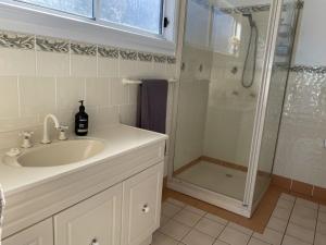 een badkamer met een wastafel en een douche bij Fairlight House in Culburra Beach +26 foto's