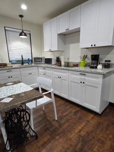 Kuchyň nebo kuchyňský kout v ubytování Country Cottage - A