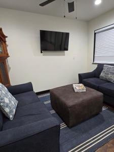 TV a/nebo společenská místnost v ubytování Country Cottage - A