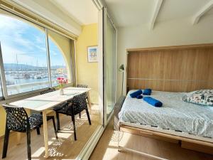 Postel nebo postele na pokoji v ubytování Les Terrasses du Port - VUE Port - Wifi - Parking - Clim + 23 fotografií