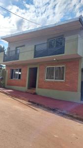 una casa in mattoni con due finestre su una strada di Fede lll a Eldorado