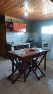 una cucina con un tavolo di legno in una stanza di Fede lll a Eldorado