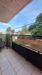 un balcone con recinzione e campo da tennis di Fede lll a Eldorado