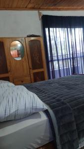 una camera da letto con un letto e una finestra di Fede lll a Eldorado