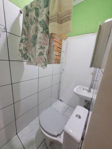 Ένα μπάνιο στο Comfortable apartment next to HCPA