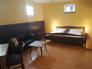 Giường trong phòng chung tại Schlossgut Franken - Doppelzimmer Scholarenstube