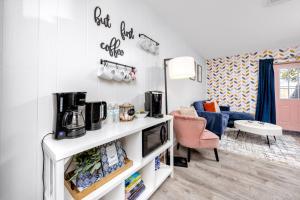 Un lugar para sentarse en 8 Mins to Beach, King Bed, Private Fenced Yard, Free Parking