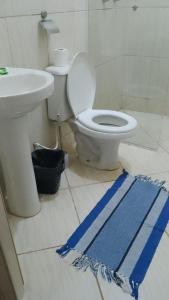 バーハ・ボニータにあるHotel Pousada Barra Bonitaのトイレと洗面台付きのバスルーム