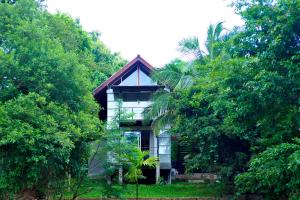 une maison au milieu de quelques arbres dans l'établissement Eliyanth Udawalawe, à Uda Walawe