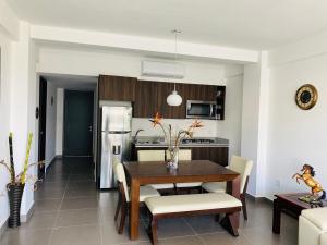une cuisine et une salle à manger avec une table et des chaises dans l'établissement Acacia Resort, Nuevo Vallarta, à Nuevo Vallarta