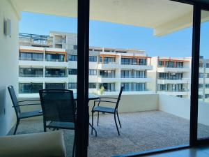d'un balcon avec des chaises et une table. dans l'établissement Acacia Resort, Nuevo Vallarta, à Nuevo Vallarta