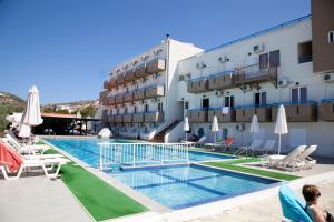 Bazén v ubytování Hotel Athinoula nebo v jeho okolí
