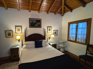 ein Schlafzimmer mit großem Bett und Fenster in der Unterkunft Casas de Pedra in Camacha