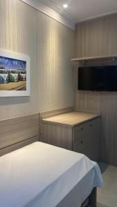 TV a/nebo společenská místnost v ubytování Requinte Flats Passagem 300m da Praia do Forte