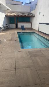 Bazén v ubytování Requinte Flats Passagem 300m da Praia do Forte nebo v jeho okolí