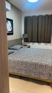 Postel nebo postele na pokoji v ubytování Requinte Flats Passagem 300m da Praia do Forte + 26 fotografií