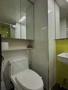 Un baño con un inodoro blanco y un lavabo. en Calming place, Seoul #4, en Seúl 23 fotos más
