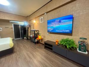 une chambre avec un lit et une télévision sur un mur dans l'établissement Secret Retro Vintage Building ห้องลับเรโทรในตึกวินเทจ, à Ban Song Hong