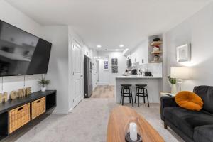 Телевизор и/или развлекательный центр в Cozy 2-Bed 1 Bath Entire Place